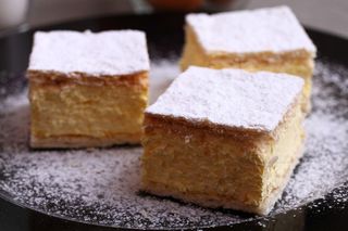 Weź herbatniki i przełóż je kremem budyniowym. Obłędne ciasto bez pieczenia zrobisz w 10 minut 