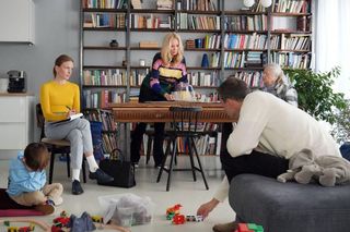 Barwy szczęścia odc. 3165. Kuratorka Jagoda Redlińska (Karolina Rzepa), Bruno (Lesław Żurek), Karolina (Marta Dąbrowska), Tadzio (Józio Trojanowski), Amelia (Stanisława Celińska)