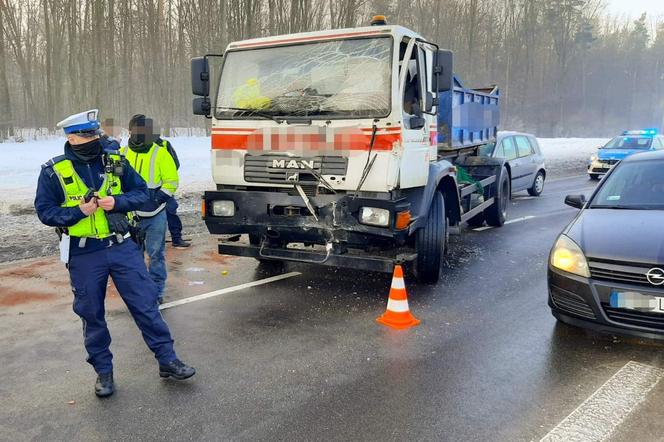 Ciężarówka uderzyła w miejski autobus! KARAMBOL w Białymstoku. Policjanci mają ważny apel!