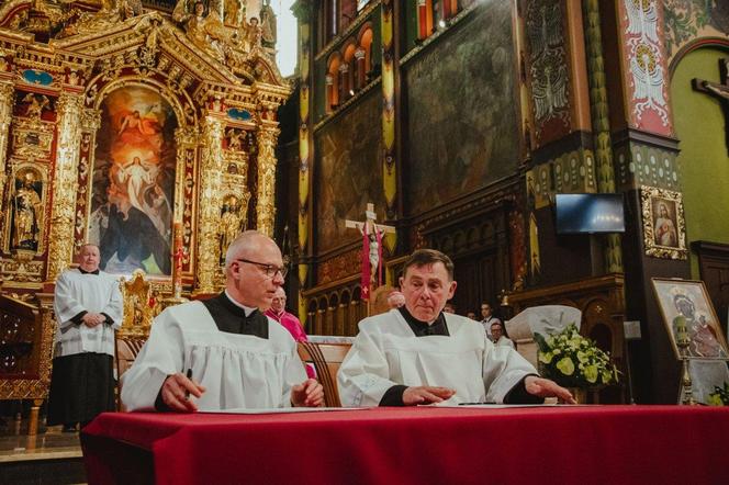 Kanoniczne objęcie diecezji sosnowieckiej przez bp. Artura Ważnego. "Dał się poznać jako odważny"