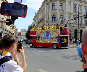 Motor Lublin po 32 latach znowu zagra w piłkarskiej ekstraklasie! Wielka feta na ulicach miasta. Awans jest nasz, Motor United!