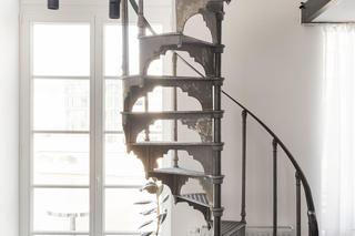 33-metrowe mieszkanie z antresolą. Żeliwne, rzeźbione schody przykuwają wzrok! Zobacz zdjęcia i zainspiruj się