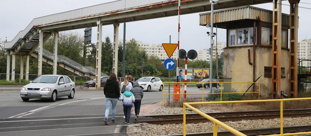 Na skrzyżowaniu ul. Radzymińskiej z ul. Naczelnikowską brakuje przejścia dla pieszych. Czy udręka mieszkańców kiedyś się skończy?