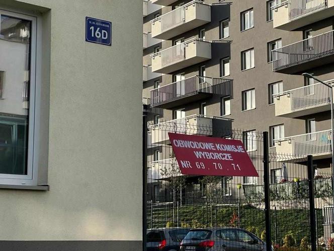 Krakowianie stoją w kolejkach do urn wyborczych. Frekwencja robi wrażenie!