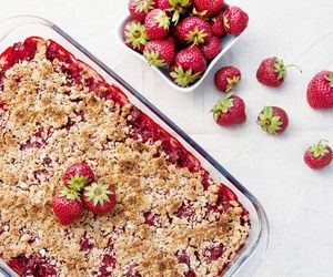 Lepsze niż ciasto i muffinki. Truskawki pod kruszonką to idealny deser na lato 