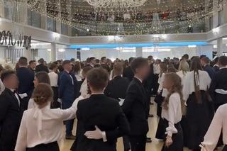 To nagranie ze studniówki zachwyca! Polonez  jak z innych czasów.  Białe bluzki, czarne spódnice