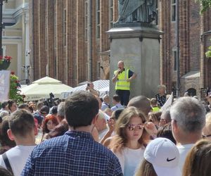 Marsz Milczenia dla Klaudii w Toruniu. „Niech nasza cisza przemówi głośniej niż słowa” [RELACJA NA ŻYWO]