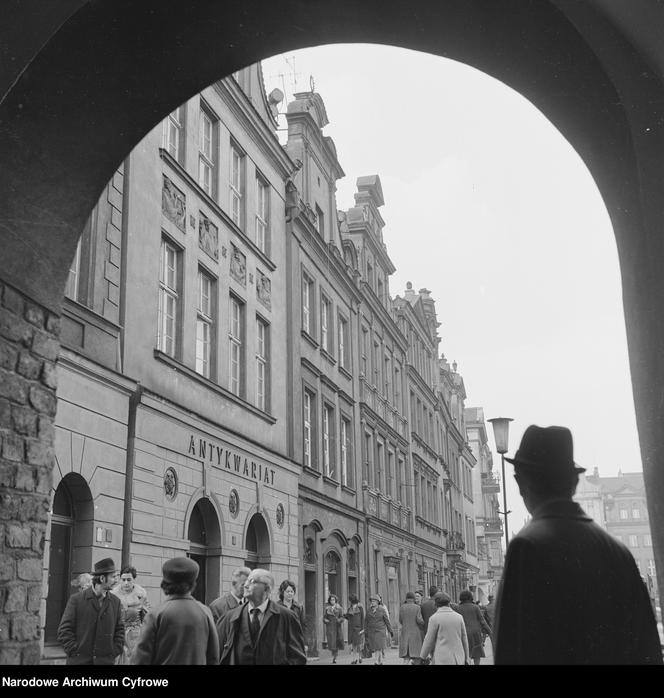 Widok spod arkady na Stary Rynek. Widoczne m.in. zabytkowe kamienice.