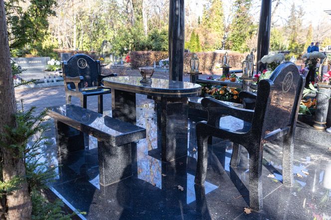 Tego grobu nikt się nie spodziewał! Zadaszenie, stół i krzesła na cmentarzu w Poznaniu