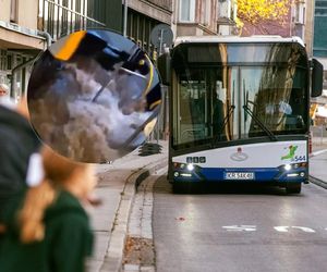Intensywne opady deszczu w Krakowie. Zalane ulice, woda wlewała się do autobusu miejskiego [NAGRANIE]