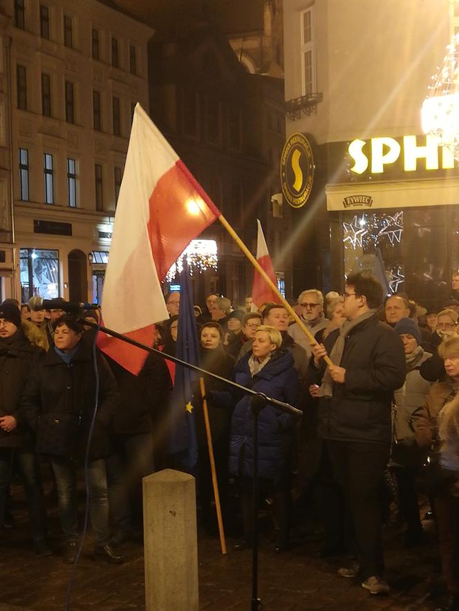 Manifestacja w obronie sądownictwa na Rynku Staromiejskim w Toruniu