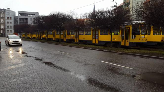 Wykoleił się tramwaj. Utrudnienia w centrum Szczecina [ZDJĘCIA, WIDEO]