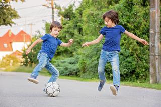 Aktywność na świeżym powietrzu: zapomniane gry i zabawy dla chłopców 
