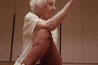 Ma 102 lata i uczy jogi! Jej nazwisko zwraca uwagę Polaków