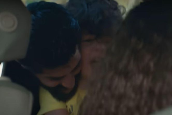 W tym czasie ludzie Idrisa wyciągną Yusufa z samochodu 