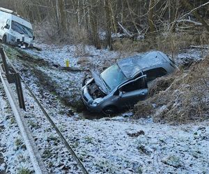 Dwa samochody wypadły z drogi koło Wojnowic niedaleko Leszna