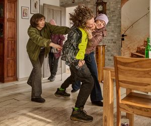 Na Wspólnej odc. 4025. Krystyna Agier (Małgorzata Knothe), Ula (Julia Jurek), Dorota (Anastazja Kohut), chłopak (Dusiek Olszański)