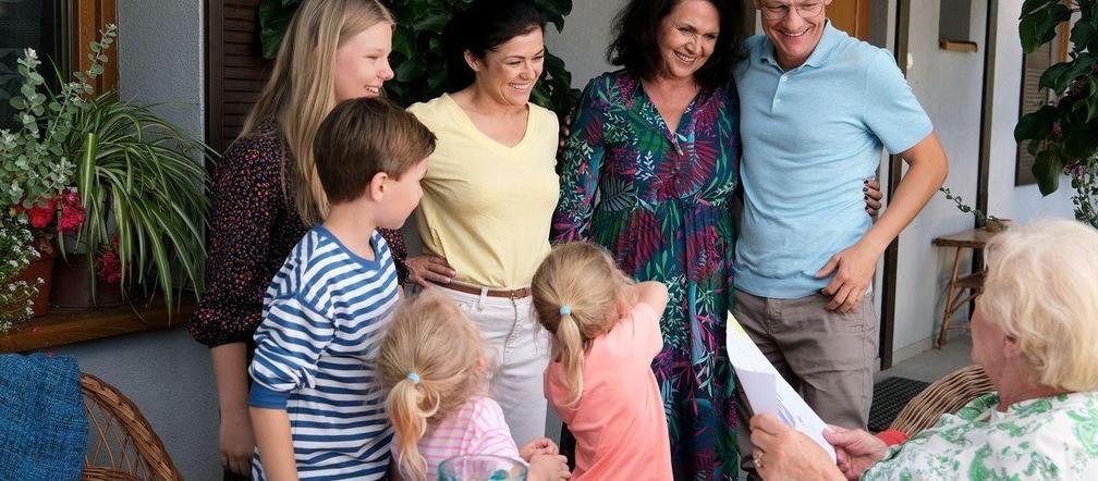 M jak miłość odc. 1758.Marysia (Małgorzata Pieńkowska),Barbara (Teresa Lipowska),Piotrek (Marcin Mroczek),Kinga (Katarzyna Cichopek),Lenka (Olga Cybińska),bliźniaczki Emilka,Zuzia (Julia, Marcelina Kempka),Misiek (Aleksander Bożyk) 