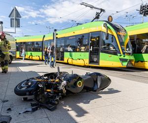 Motocyklista wjechał w przystanek