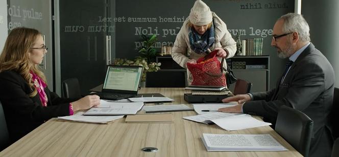 M jak miłość odc. 1794. Sylwia (Hanna Turnau), gosposia Ola (Ewa Kolasińska), Werner (Jacek Kopczyński)