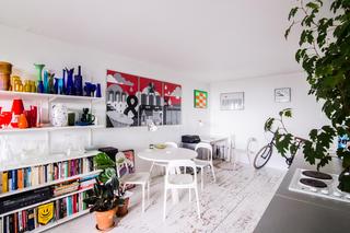 Mieszkanie w bloku. Biała podłoga z desek