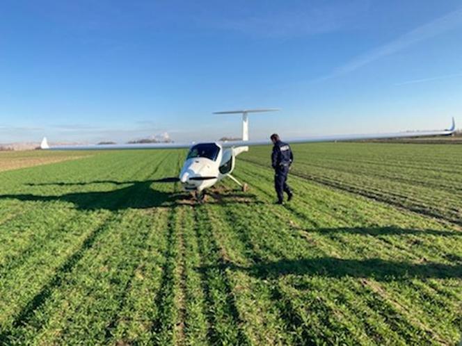 Gmina Pajęczno: AWARYJNE LĄDOWANIE w polu. W samolocie nagle przestał pracować silnik! 