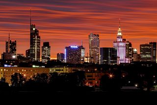 Noc wieżowców. Panorama Warszawy widziana nocą z tarasów, dachów i barów na wysokościach