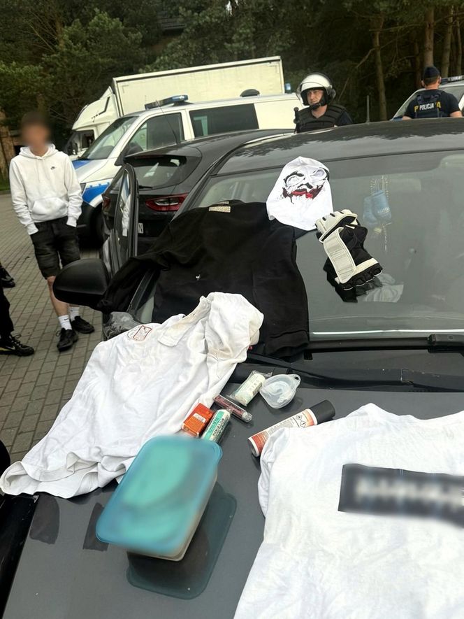 Kibole szykowali zasadzkę. Kłody drewna na drodze i sprzęt do walki w samochodach