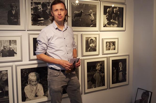 Ostatnie przygotowania do wystawy fotografii Zofii Rydet 