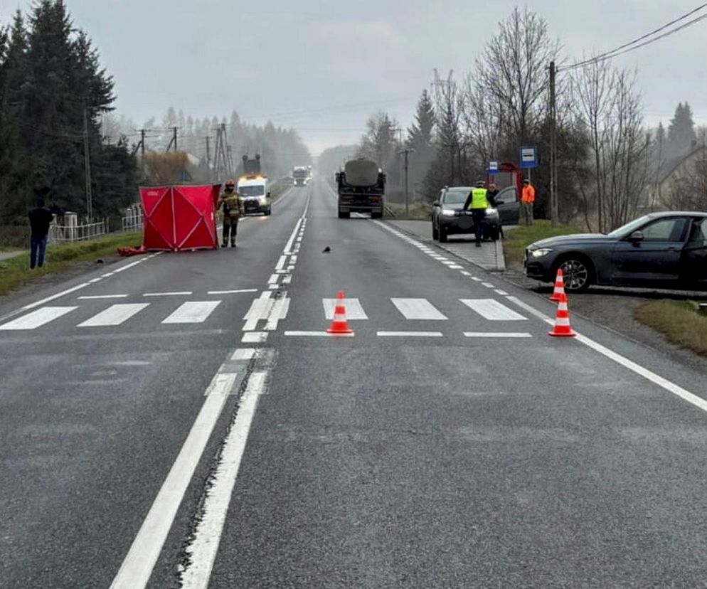 Kierowca tira staranował 14-latkę na przejściu! Śmiertelny wypadek na DK42 w Parszowie [ZDJĘCIA]