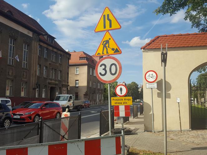 ​Na chodniku na Al. Kraińskiego pojawiły się błotochrony