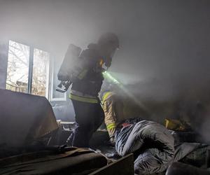 Leżała nieprzytomna, dym buchał z okien jej domu. Strażacy próbowali ją ocalić 