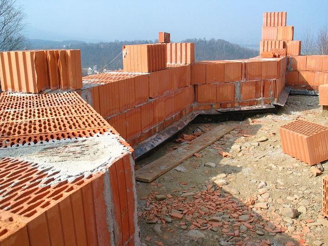 Czy warto murować ściany zewnętrzne z ceramiki poryzowanej? 