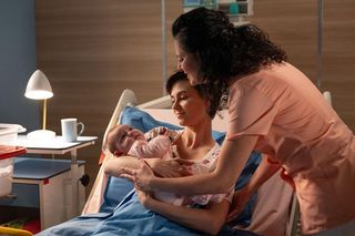 Na dobre i na złe odc. 959 finał sezonu. Blanka (Pola Gonciarz), jej córka Nina (Michalina Grot), pielęgniarka Asia (Joanna Pach-Żbikowska)