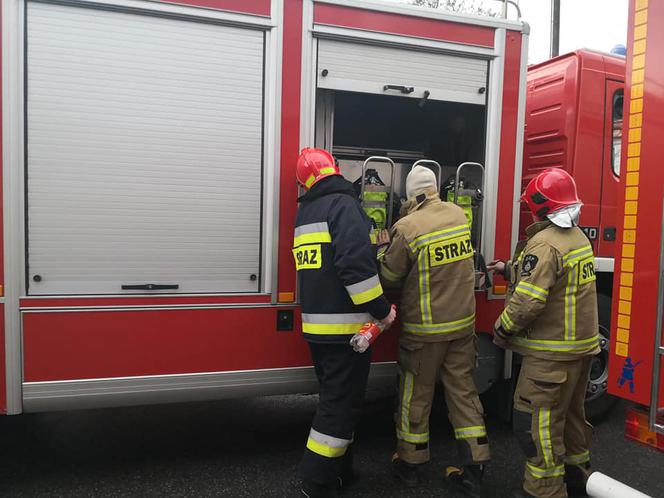 Groźny pożar w kamienicy. Z ogniem walczyło 6 zastępów straży. EWAKUOWANO mieszkańców