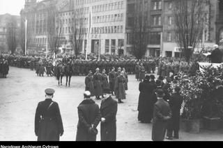 Tak kiedyś wyglądały uroczystości i manifestacje na placu Wolności w Poznaniu