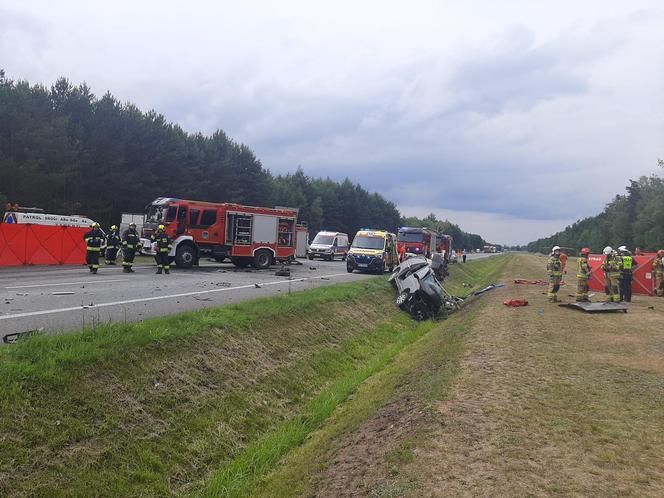 Śmiertelny wypadek pod Łowiczem. Czterech mężczyzn z busa zginęło w zderzeniu z tirem [ZDJĘCIA].