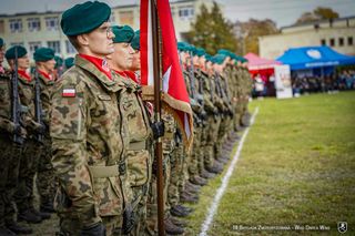 To wyjątkowy moment dla powiatu kraśnickiego. Żołnierze uroczyście podnieśli flagę w jednostce w Wólce Gościeradowskiej