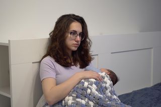 Niewyspanie i samotność to cisi wrogowie zdrowia rodzica. Jakie sygnały powinny zwrócić twoją uwagę?