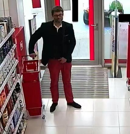 Złodziej drogich perfum poszukiwany! Policja z Nakła prosi o pomoc [ZDJĘCIA]