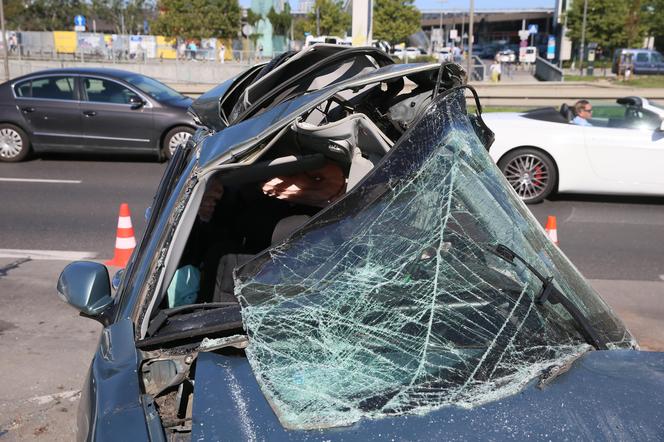 Wypadek w Alejach Jerozolimskich. Samochód uderzył w autobus. Kierowca osobówki nie żyje