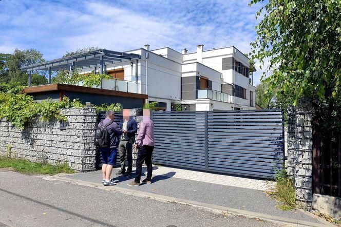 Przyszedł pod nowy dom Andrzeja Dudy w Krakowie, chciał jednego! Pan Robert przyniósł książkę