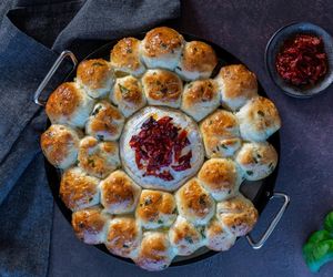 Chlebek po brzegi wypełniony nadzieniem. Idealny nie tylko na imprezy