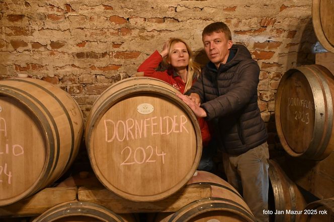 Renata Wcisło i Marcin Furtak pasjonują się nie tylko winiarstwem, ale i historią, w tym regionalną. W swojej działalności łączą różne zainteresowania promując region.