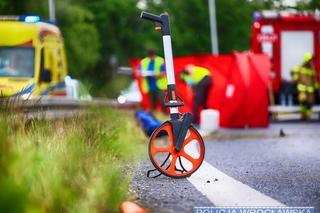 38-latek uderzył w bariery, motocykl rozpadł się na dwie części