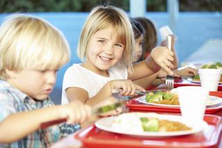 Niezdrowe jedzenie zniknie ze szkolnych stołówek? Posłowie pracują nad zmianą ustawy o bezpieczeństwie żywienia, stołówka