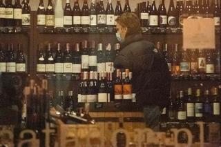 Maciej Musiał kupuje wina