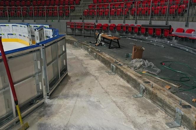 Lodowisko przy Siedleckiego już po remoncie. Nowe bandy, boksy i bramki 