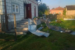 Dron uszkodził dach domu w Wyrykach. Odwołano zajęcia w szkołach i przedszkolach