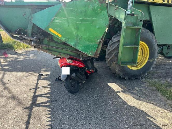 Gmina Zbuczyn: w Tęczkach kierująca motorowerem kobieta wjechała pod kombajn